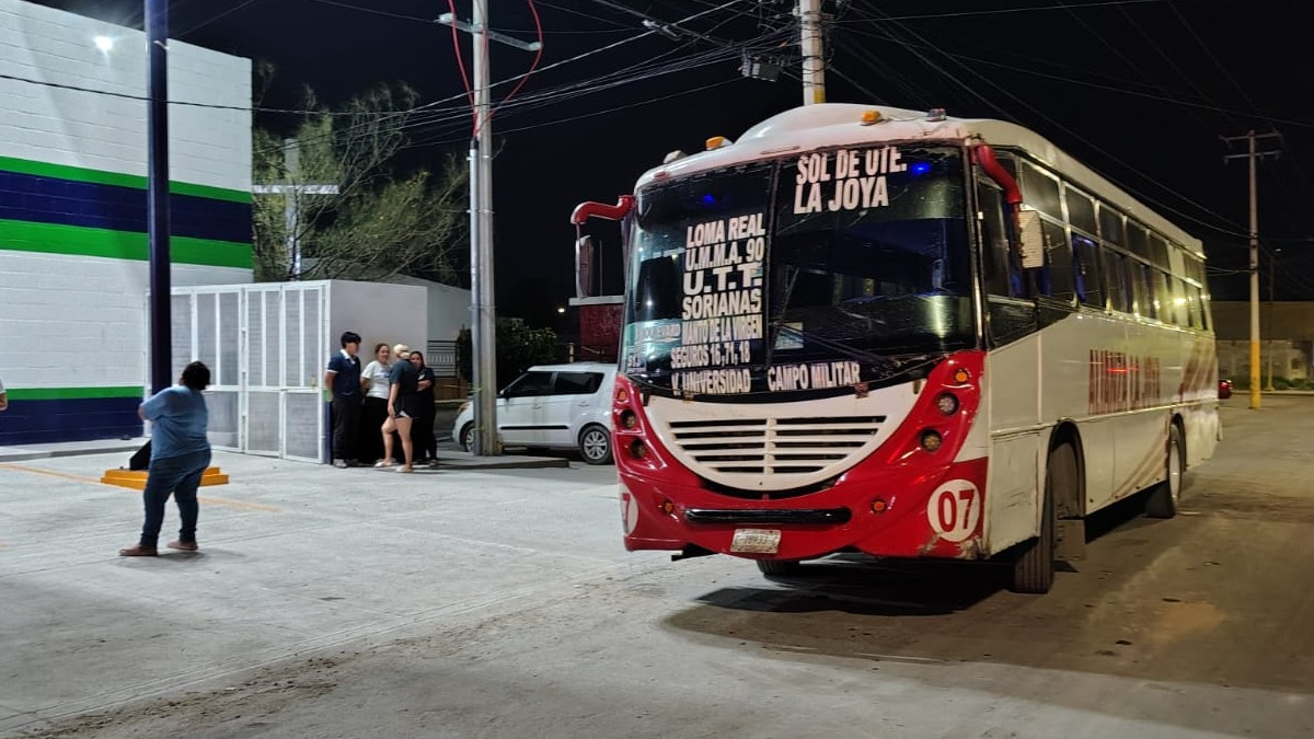 Un camión de transporte público de la ruta Alianza La Joya color rojo con blanco choca contra patrulla de policías. Un camión de transporte público de la ruta Alianza La Joya color rojo con blanco choca contra patrulla de policías.