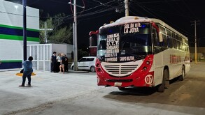 Un camión de transporte público de la ruta Alianza La Joya color rojo con blanco choca contra patrulla de policías.