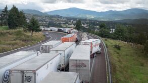 Unidades de carga pesada circulan a vuelta de rueda en la autopista México-Puebla, debido al tráfico que se generó tras un accidente vehicular en Río Frío.