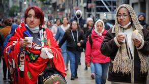 Personas cubiertas y con café debido a las bajas temperaturas por el frente frío número 7 en CdMx y Edomex