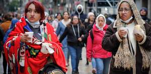 Personas cubiertas y con café debido a las bajas temperaturas por el frente frío número 7 en CdMx y Edomex