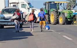 Carretera Morelia Guadalajara detenida, tráiler, tractor y camioneta particular sin avanzar mientras afectados caminan