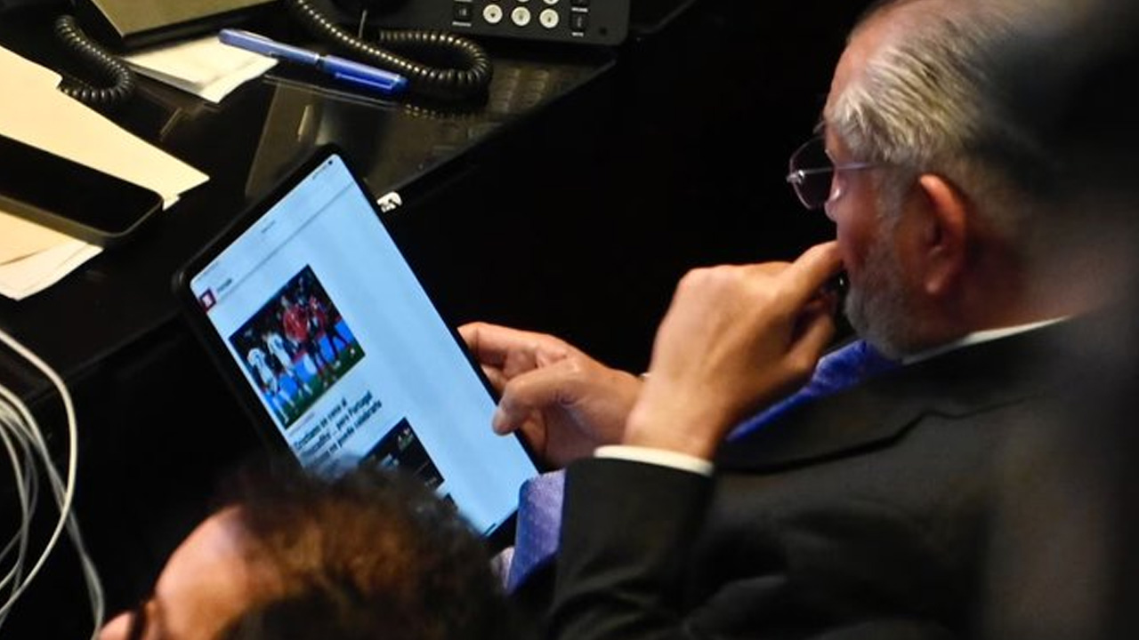 Durante un debate en el Senado de la República, el senador Adán Augusto López fue captado leyendo noticias deportivas.