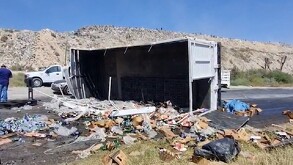 De acuerdo con los primeros reportes, el vehículo transportaba cerca de cuatro toneladas de cerveza.