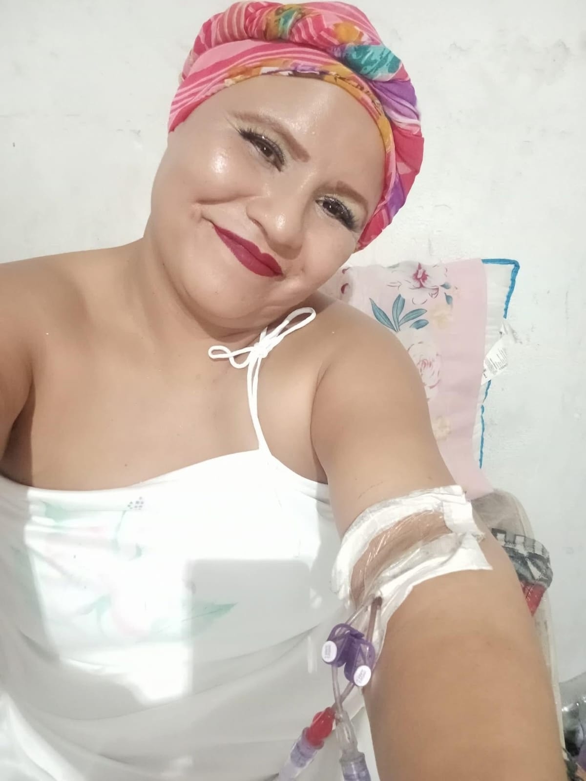 Verónica posando en una selfie portando una blusa blanca, publicada en sus redes sociales. Verónica posando en una selfie portando una blusa blanca, publicada en sus redes sociales.