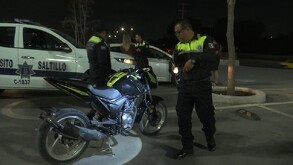 Tras la colisión, los menores salieron expulsados de la moto que, al derrapar, fue a chocar contra un auto que permanecía estacionado en la tienda comercial.