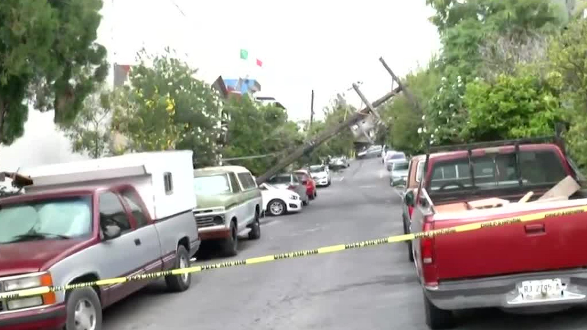 La caída de un poste ha dejado sin luz y agua a los vecinos de la colonia San Pedro 400 en Nuevo León.