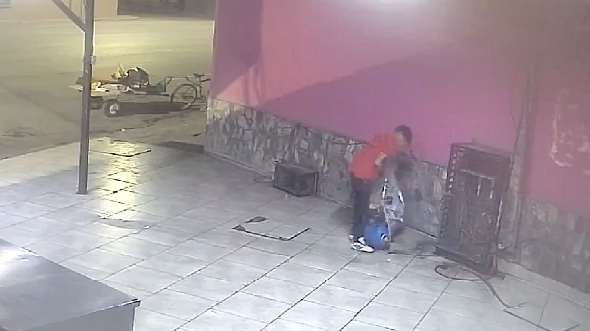 Un hombre que finge ser un pepenador para robar un hidroneumático y una motobomba de un negocio en Torreón Un hombre que finge ser un pepenador para robar un hidroneumático y una motobomba de un negocio en Torreón
