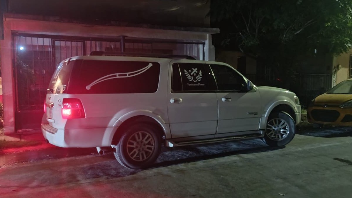 Carroza afuera de un domicilio ubicado en Fraccionamiento La Merced II de Torreón, donde murió un hombre. Carroza afuera de un domicilio ubicado en Fraccionamiento La Merced II de Torreón, donde murió un hombre.