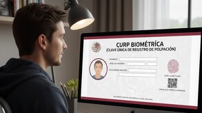 Joven observa la pantalla de su computadora mientras tramita su CURP biométrica, misma que puede descargarse en línea.