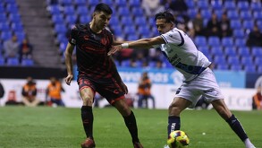 jugadores de los equipos puebla y xolos en un partido