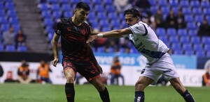 jugadores de los equipos puebla y xolos en un partido