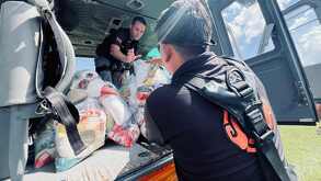 Elementos de Protección Civil de Nuevo León entregando ayuda en Veracruz.