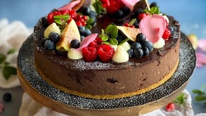 Pastel decorado con frutas y chocolate
