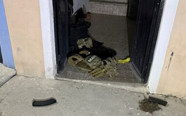 Fachada de casa en Teocaltiche, cartuchos en la calle y chalecon con la leyenda Marina