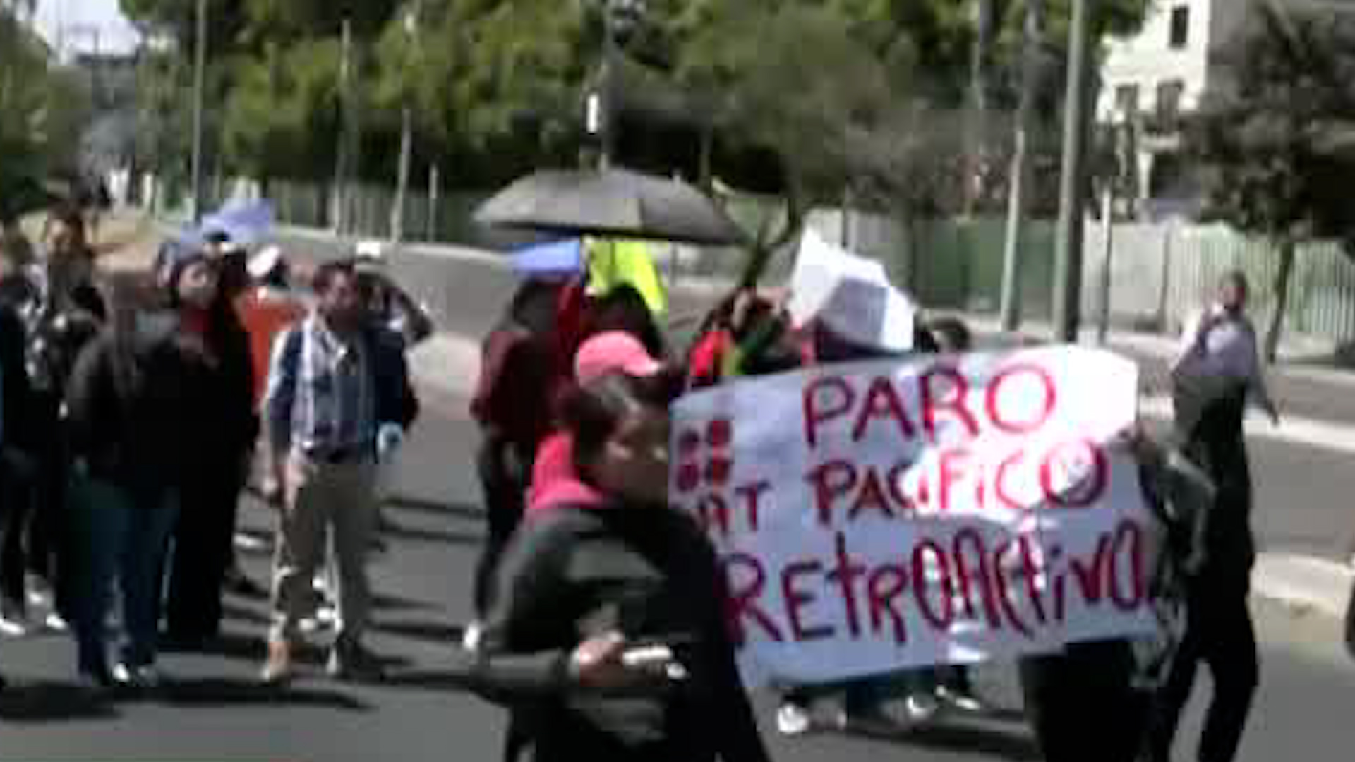 Los trabajadores salieron a protestar sobre Viaducto, por mejoras laborales y el pago retroactivo que se les habría prometido.