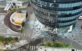 La policía recoge evidencia un día después de que un coche bomba explotara frente a un centro comercial en el norte de Guayaquil, Ecuador.