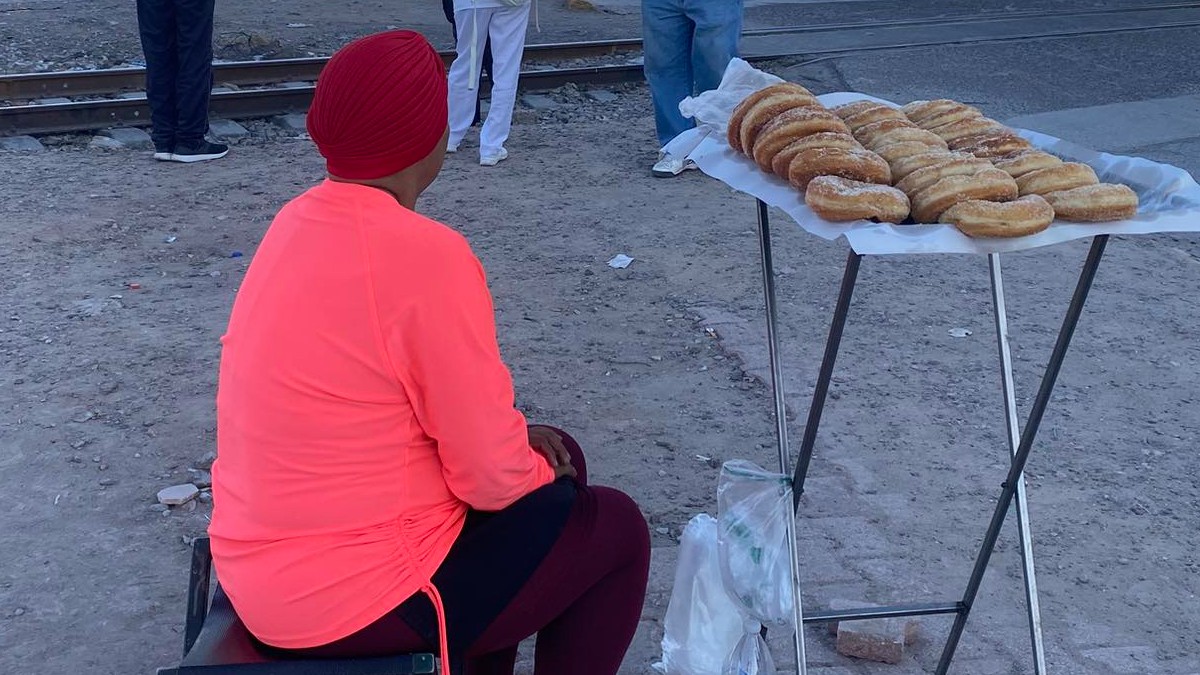 Verónica Briones Sonora, mujer vendiendo donas en el cruce del periférico de Gómez Palacio y el Bulevar Jabonoso. Verónica Briones Sonora, mujer vendiendo donas en el cruce del periférico de Gómez Palacio y el Bulevar Jabonoso.
