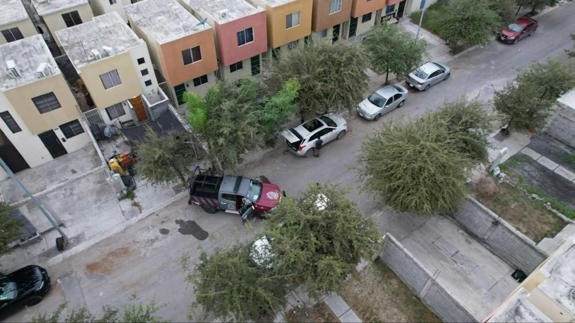 El hallazgo de la camioneta provocó una fuerte movilización policiaca en la calle Betta en la colonia Paraje San José.