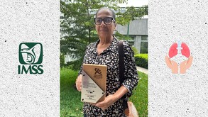 Una mujer de mediana edad con lentes y blusa estampada sostiene un reconocimiento de madera por donación de órganos, flanqueada por el logo del IMSS y un símbol