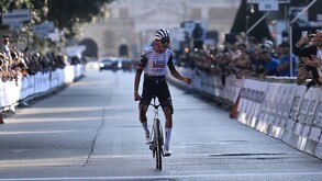 Isaac del Toro festejando su victoria en el Giro de Veneto 2025, la número 16 en lo que va del año.