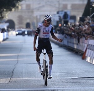 Isaac del Toro festejando su victoria en el Giro de Veneto 2025, la número 16 en lo que va del año.