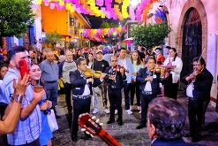 Mariachis tocando en el centro de Tlaquepaque