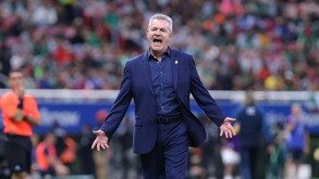 Javier Aguirre reclamando la acción del penalti con el que Enner Valencia y Ecuador empataron a México en un partido amistoso.