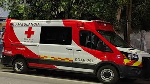 Cruz Roja Mexicana a las afueras del hospital con un paciente.