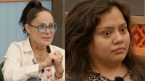 En la imagen aparece Lola Cortés y La Bea dentro de La Granja VIP, en lo que parece ser una escena de tención dentro del reality.