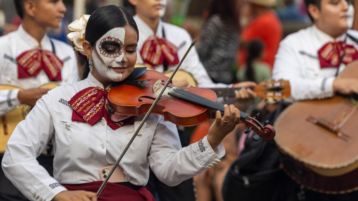 Mariachi tocando en festival de Día de Muertos en Puerto Vallarta Mariachi tocando en festival de Día de Muertos en Puerto Vallarta