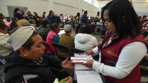 Las beneficiarias de la Pensión Mujeres Bienestar acuden a su módulo más cercano para recoger sus tarjetas.