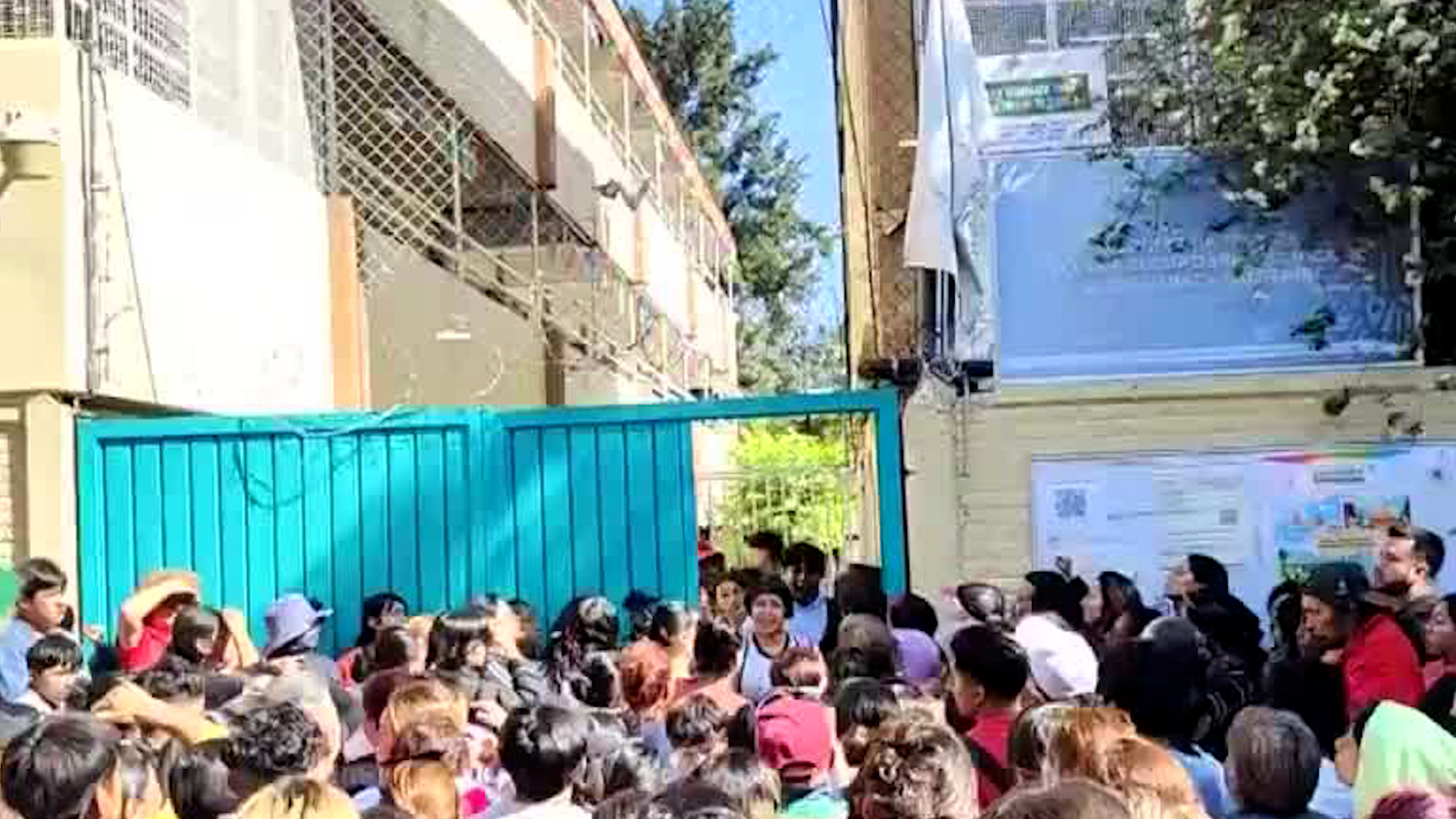 Testigos informan que el alumno se desvaneció en el salón de clases y no había personal médico escolar para auxiliarlo.