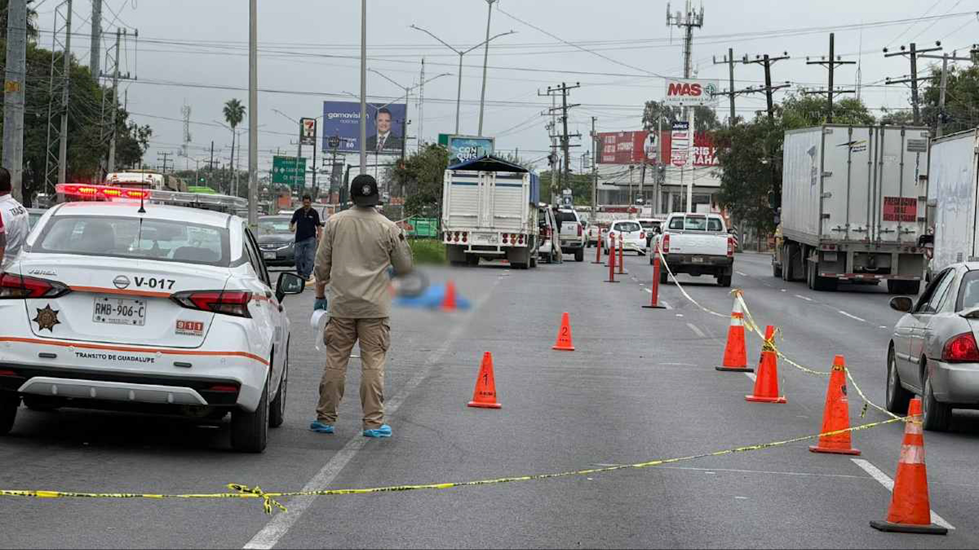 Aparentemente, el conductor del camión circulaba en sentido de Poniente a Oriente y cambió de carril de forma abrupta, impactando al motociclista.