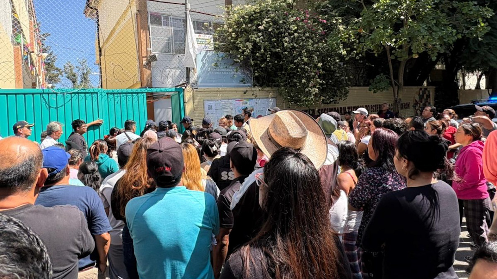 Autoridades investigan la muerte de un alumno dentro de una escuela secundaria de Iztapalapa; otras versiones indican que se debió a un presunto ataque de asma.