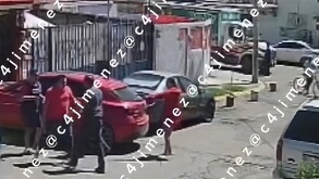 La mujer salió de su casa disparando su pistola de balines contra los hombres que le estaban pegando a su novio en Cuautitlán Izcalli.