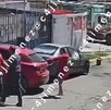 La mujer salió de su casa disparando su pistola de balines contra los hombres que le estaban pegando a su novio en Cuautitlán Izcalli. La mujer salió de su casa disparando su pistola de balines contra los hombres que le estaban pegando a su novio en Cuautitlán Izcalli.