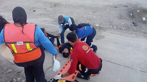 Trabajadora recibe atención médica tras caída.