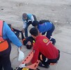 Trabajadora recibe atención médica tras caída. Trabajadora recibe atención médica tras caída.