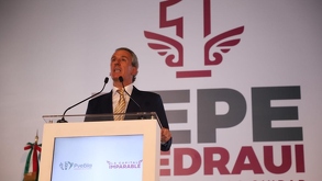 pepe chedraui en un escenario presentando su primer informe de gobierno