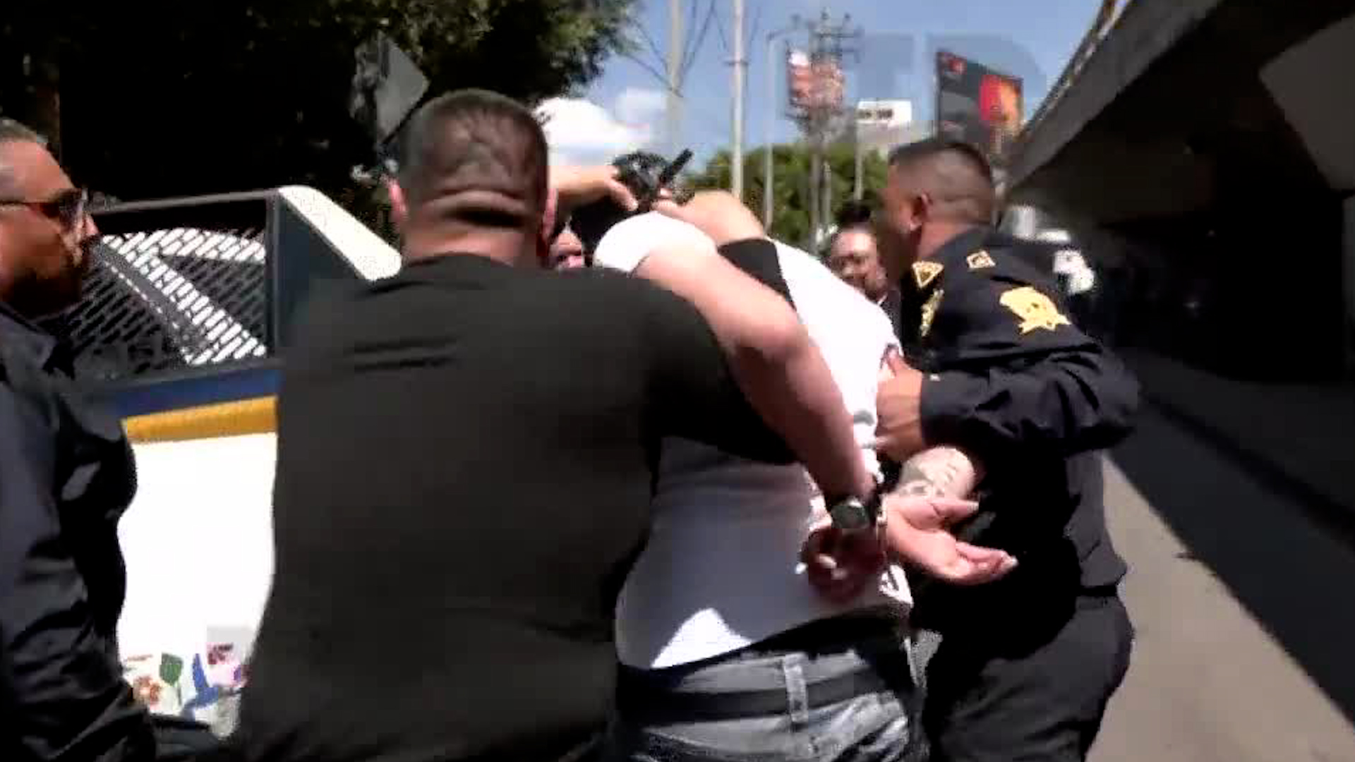 Uno de los detenidos se escondió al interior del hotel Fiesta Inn Aeropuerto para tratar de burlar a los oficiales de policía.