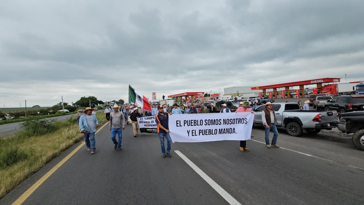 Agricultores cierran carretera de Jalisco en manifestación