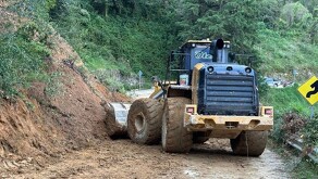 Autoridades de Querétaro acudieron de inmediato a zonas afectadas para evaluar los daños y coordinar trabajos de limpieza y reapertura de caminos.