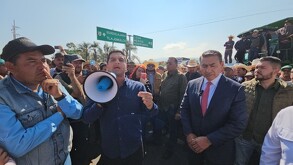 Salvador Zamora hablando con agricultores de Jalisco en cierre vial