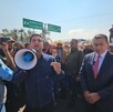Salvador Zamora hablando con agricultores de Jalisco en cierre vial Salvador Zamora hablando con agricultores de Jalisco en cierre vial