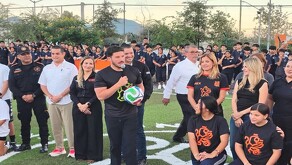 Samuel García durante la entrega de unidades urbanas en El Carmen