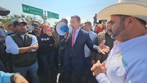 Salvador Zamora habla con agricultores de Jalisco en cierre vial