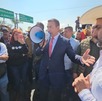 Salvador Zamora habla con agricultores de Jalisco en cierre vial