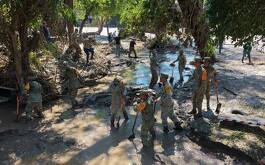Militares realizan labores de limpieza en lugares afectados por inundaciones con uniforme de Plan DNIII