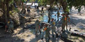 Militares realizan labores de limpieza en lugares afectados por inundaciones con uniforme de Plan DNIII